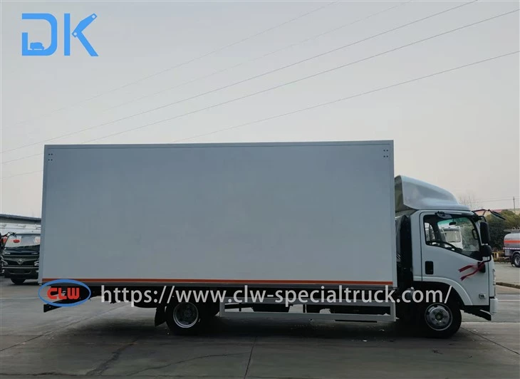 Isuzu Constant Temperature Wingspan truck